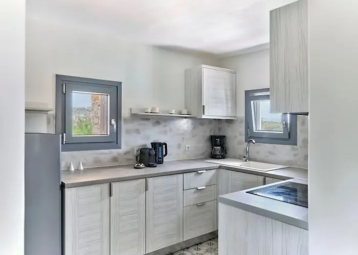 Pine Isterni (Paros)